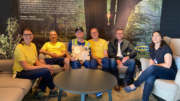 Herr Wagner (3. von links) zusammen mit seinen Ansprechpartnern bei IKEA Regensburg und Einrichtungsleiter der St. Johannes Werkstätte Holger Lauer (2. von rechts) und Bereichsleitung Nicole Rappl (rechts)