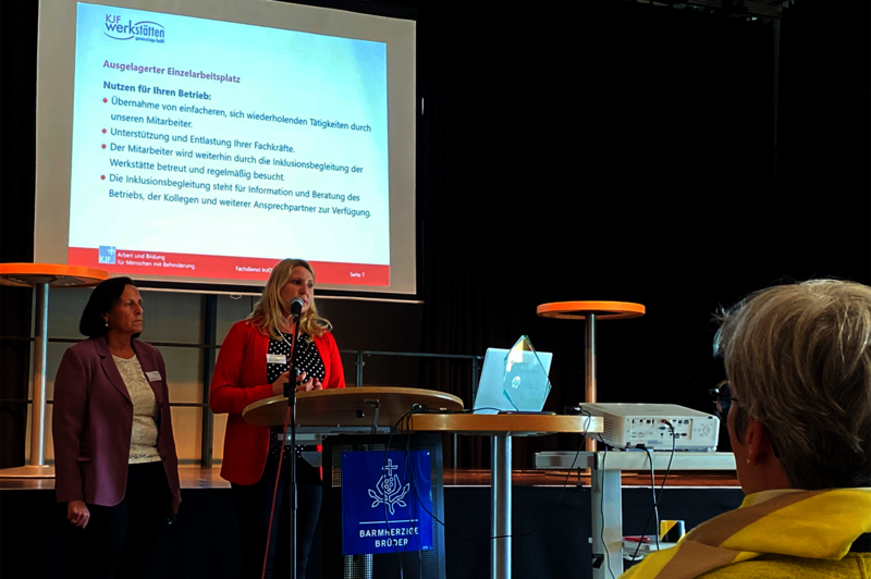 Karin Laumer und Ingrid Schultes bei der Präsentation einiger Fördermaßnahmen.