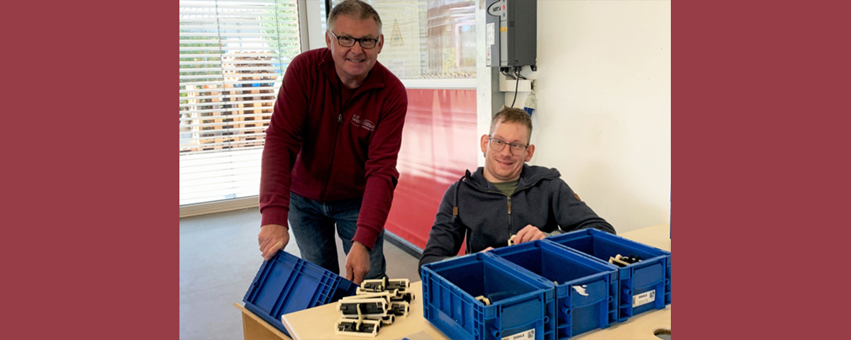 Gruppenleiter Werner Englbrecht und Mitarbeiter Daniel Hanseder stehen an einem Arbeitstisch.