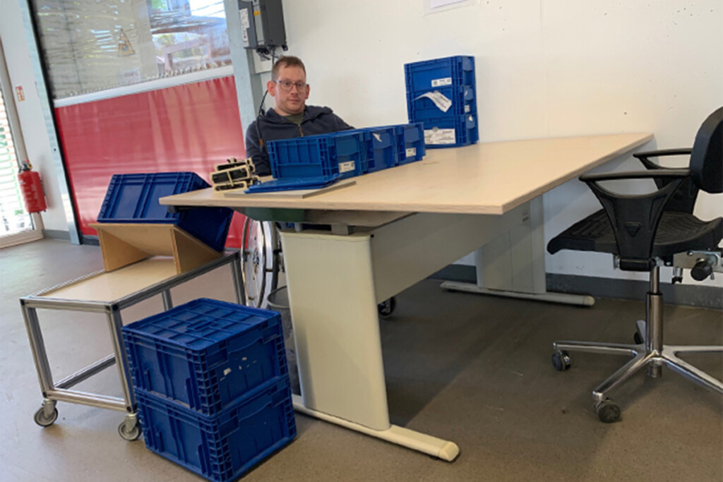 Daniel Hanseder an seinem Arbeitstisch.