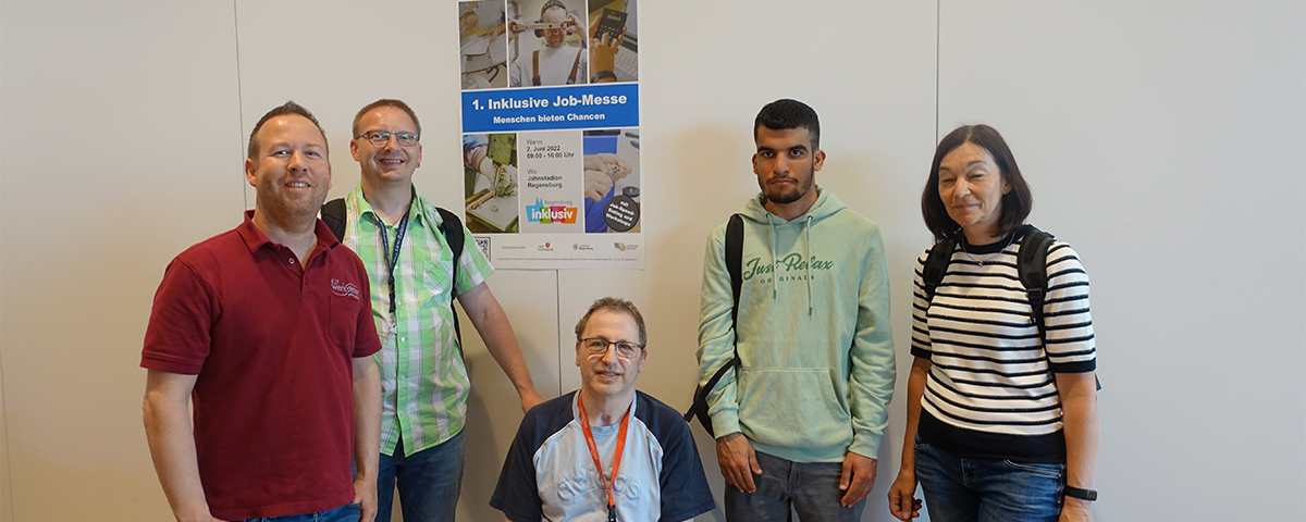 Die Teilnehmer des Berufsbildungsbereichs mit Berufsbildungsbegleiter Andreas Busl (links) und Gruppenhelferin Helga Rappl (rechts).