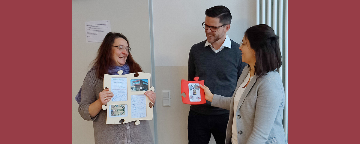 Maria Busas bekommt Geschenke von Einrichtungsleiter Holger Lauer und Leitung Begleitender Dienst Nicole Rappl überreicht.