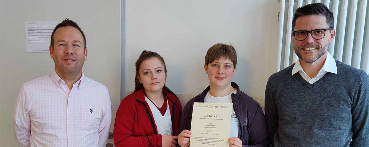 Gruppenfoto bei der Zertifikatsverleihung.