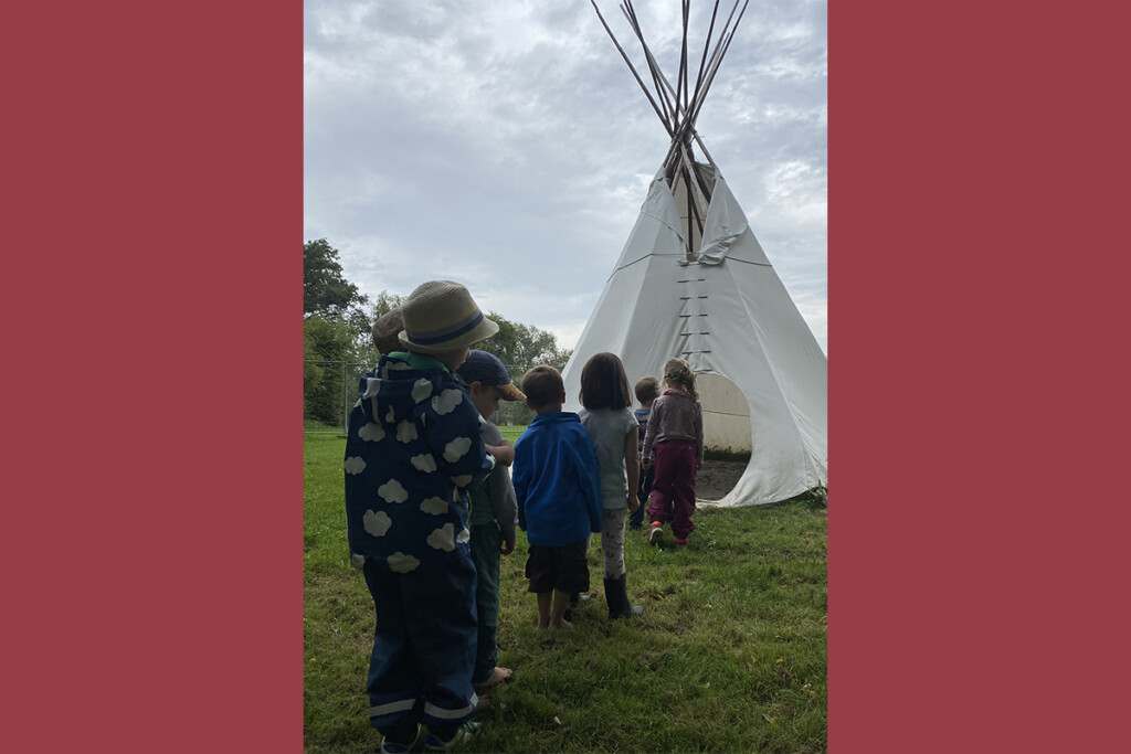 Kinder gehen in ein Zelt