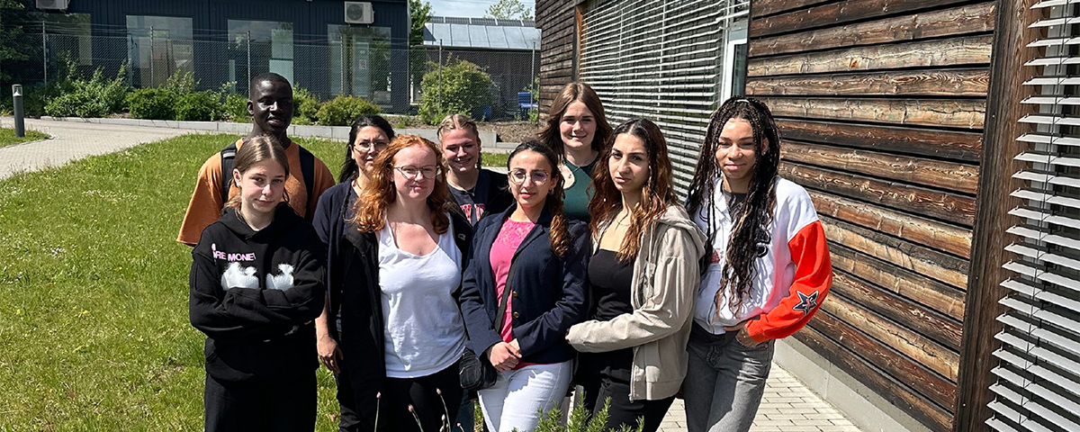 Die Schülerinnen und Schüler der Klasse S10 stehen vor dem Gebäude der St. Johannes Werkstätte.