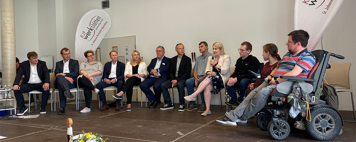 In der prominent besetzten Podiumsdiskussion tauschten sich Kooperationspartner sowie Mitarbeiterinnen und Mitarbeiter der Werkstätten aus.