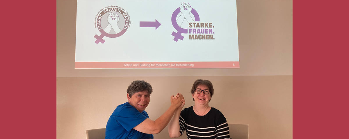 Zwei Mitarbeiterinnen machen einen Handschlag. Im Hintergrund sieht man zwei Logos, auf denen der Handschlag auch zu sehen ist.