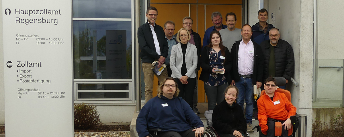 Ein Gruppenbild mit allen Teilnehmerinnen und Teilnehmern an der Aktion Schichtwechsel in Regensburg.