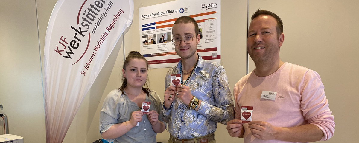 3 Mitarbeiter der KJF Werkstätten am Messestand