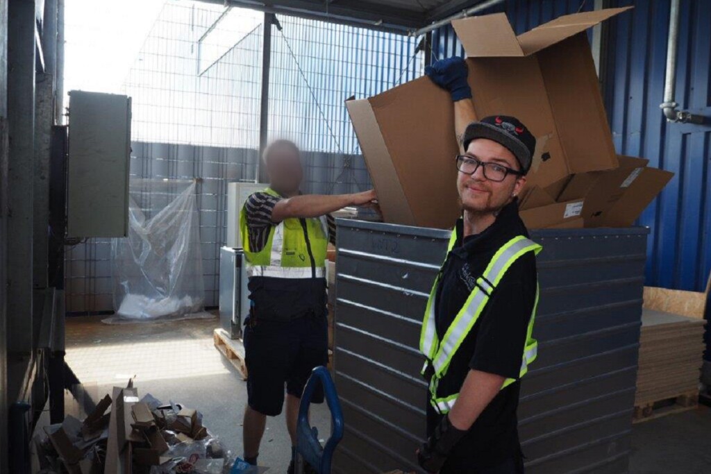 Herr Wagner (r.) zusammen mit einem Kollegen bei der Arbeit