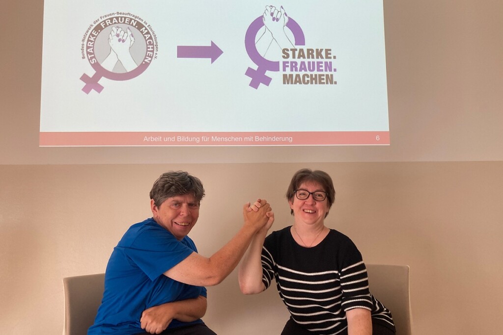 Zwei Mitarbeiterinnen machen einen Handschlag. Im Hintergrund sieht man zwei Logos, auf denen der Handschlag auch zu sehen ist.