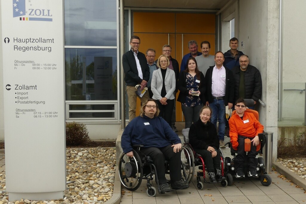 Ein Gruppenbild mit allen Teilnehmerinnen und Teilnehmern an der Aktion Schichtwechsel in Regensburg.