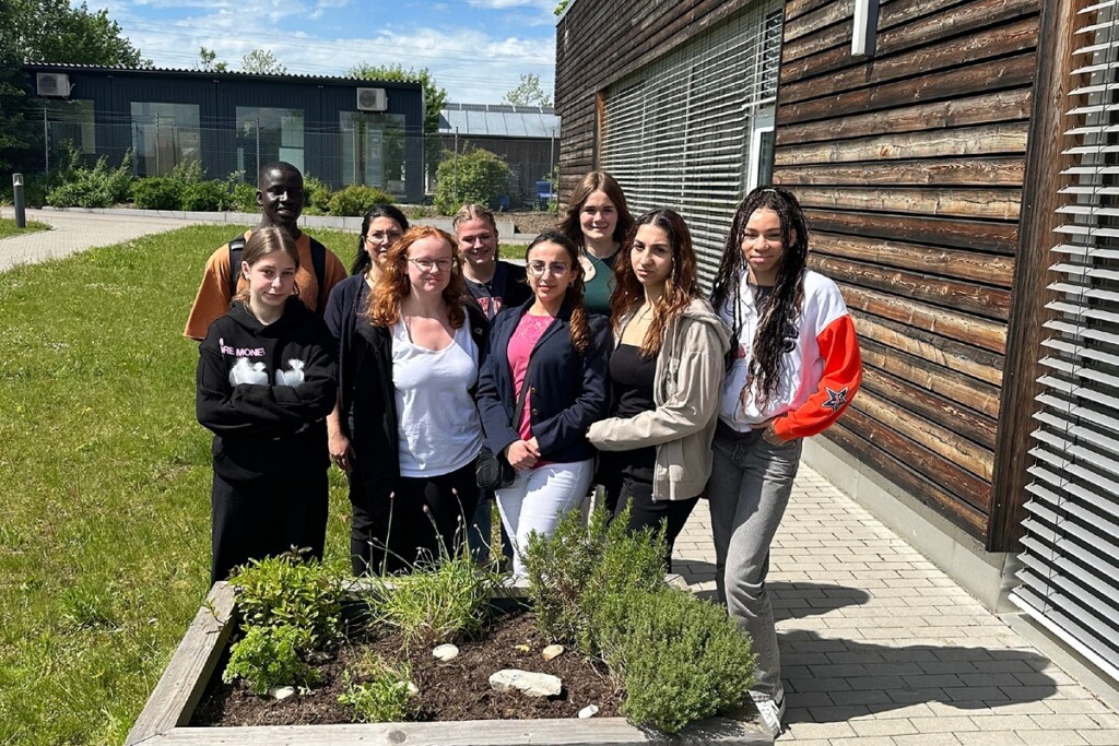 Die Schülerinnen und Schüler der Klasse S10 stehen vor dem Gebäude der St. Johannes Werkstätte.