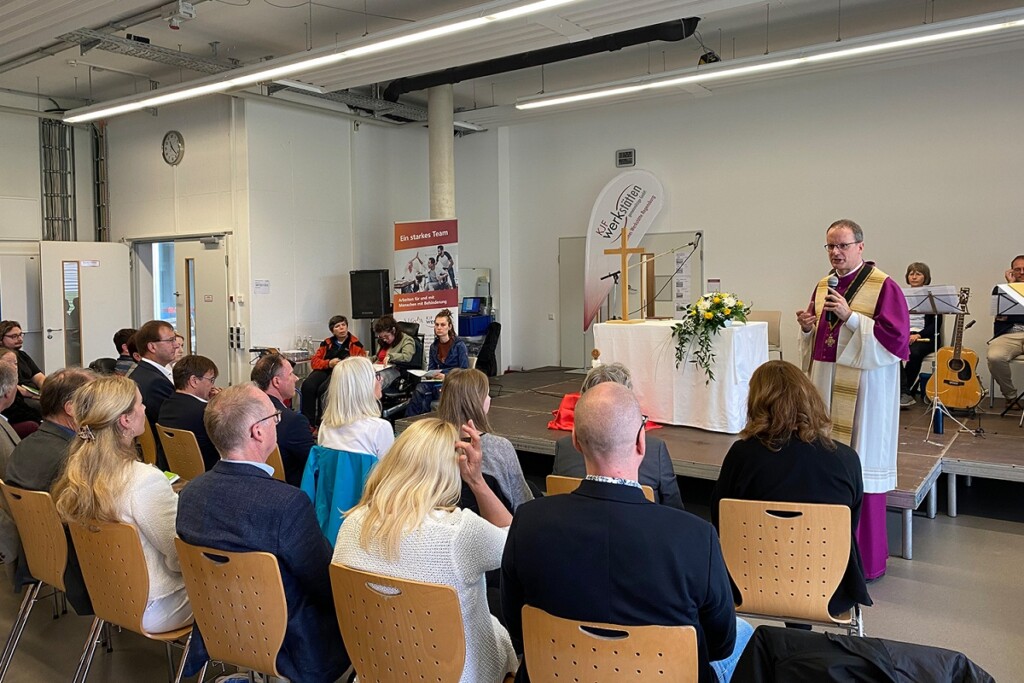 Domkapitular Michael Dreßel, der Vorsitzende der KJF, zelebrierte einen Wortgottesdienst und würdigte die Arbeit aller Mitarbeiterinnen und Mitarbeiter in den KJF Werkstätten.