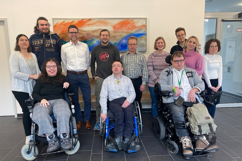 Gemeinsam mit Einrichtungsleiter Holger Lauer, Mario Franz, Fachdienst für Leichte Sprache, und Bereichsleiterin Nicole Rappl feierten die Prüferinnen und Prüfer den Auftakt der Prüfgruppe.