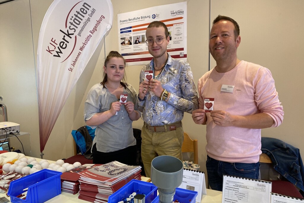 3 Mitarbeiter der KJF Werkstätten am Messestand