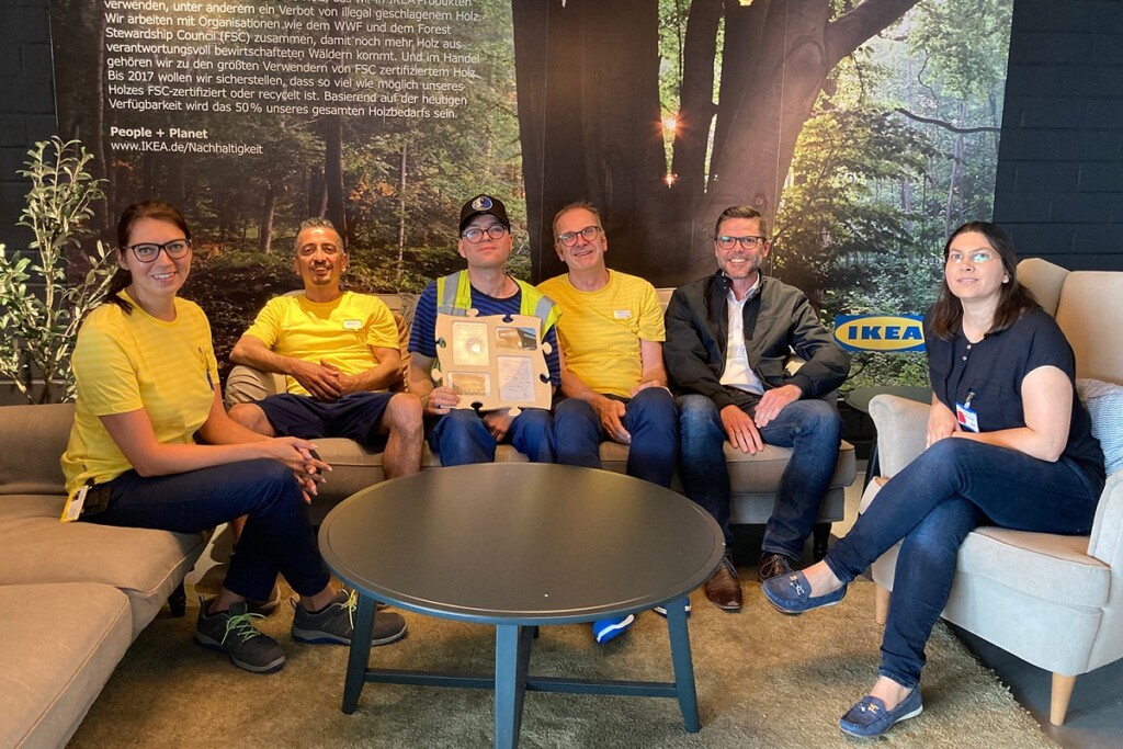 Herr Wagner (3. v. l.) zusammen mit seinen Ansprechpartnern bei IKEA Regensburg und Einrichtungsleiter der St. Johannes Werkstätte Holger Lauer (2. v. r.) und Bereichsleitung Nicole Rappl (r.)