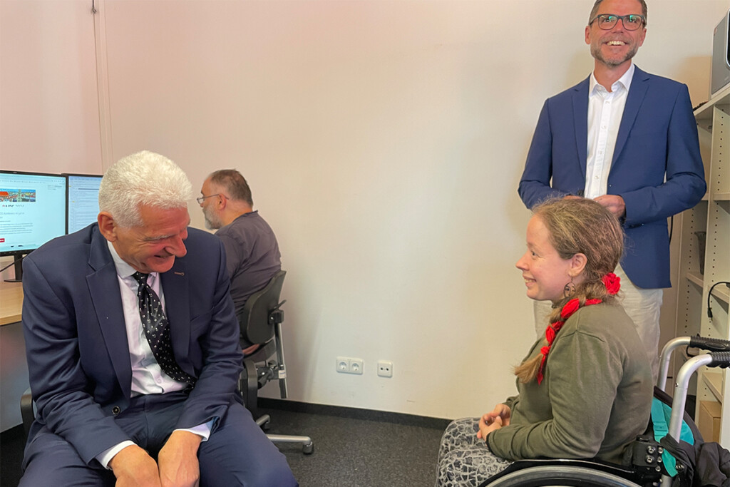 Staatssekretär Dr. Rolf Schmachtenberg im Gespräch mit einer Mitarbeiterin.