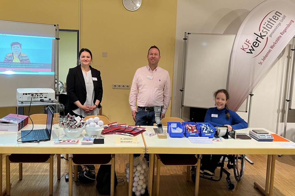 Mitarbeiter*innen am Messestand der St. Johannes Werkstätte.
