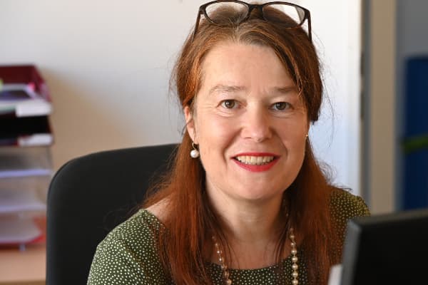 Portraitfoto Iris Schadenfroh.