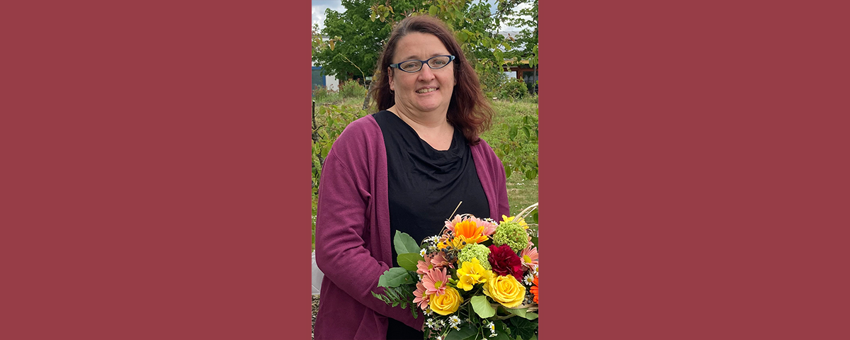 Maria Prechtl mit einem Blumenstrauß in der Hand.