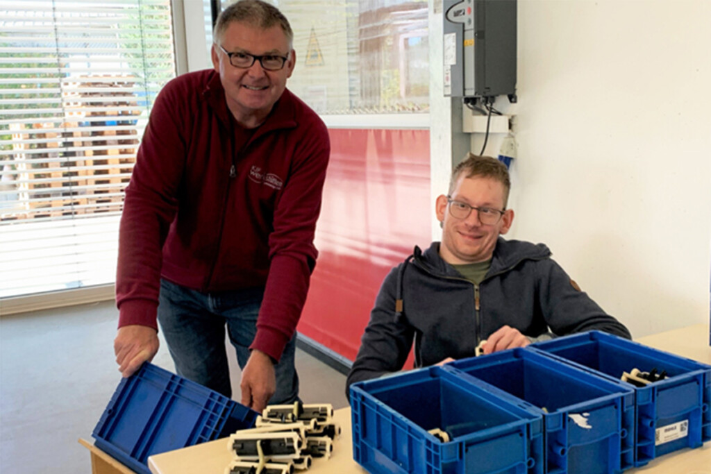 Gruppenleiter Werner Englbrecht und Mitarbeiter Daniel Hanseder stehen an einem Arbeitstisch.