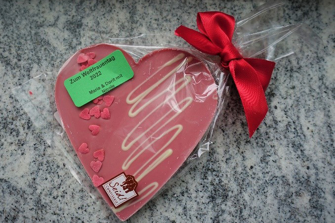 Das Bild zeigt eine besonders leckere Aufmerksamkeit: handverzierte Ruby-Schokoladenherzen.