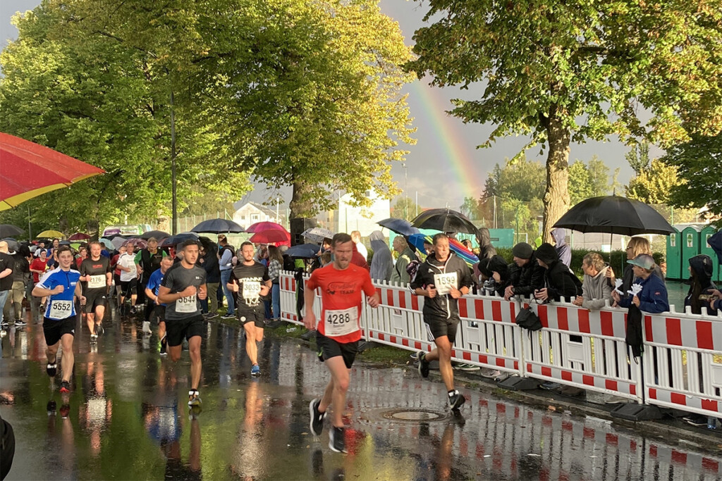 Die Läufer laufen zum Zieleinlauf 