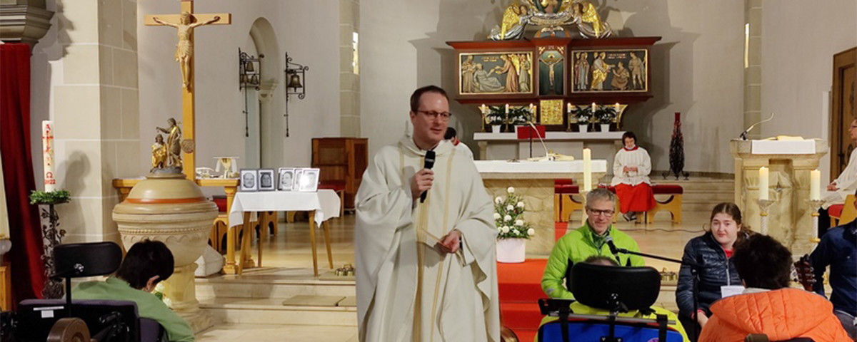 Domkapitular Michael Dreßel, Vorsitzender der Katholischen Jugendfürsorge Regensburg ist zusehen
