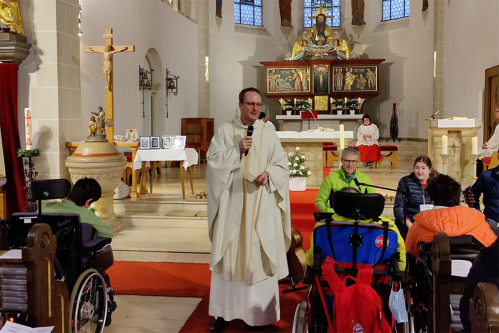 Domkapitular Michael Dreßel, Vorsitzender der Katholischen Jugendfürsorge Regensburg ist zusehen