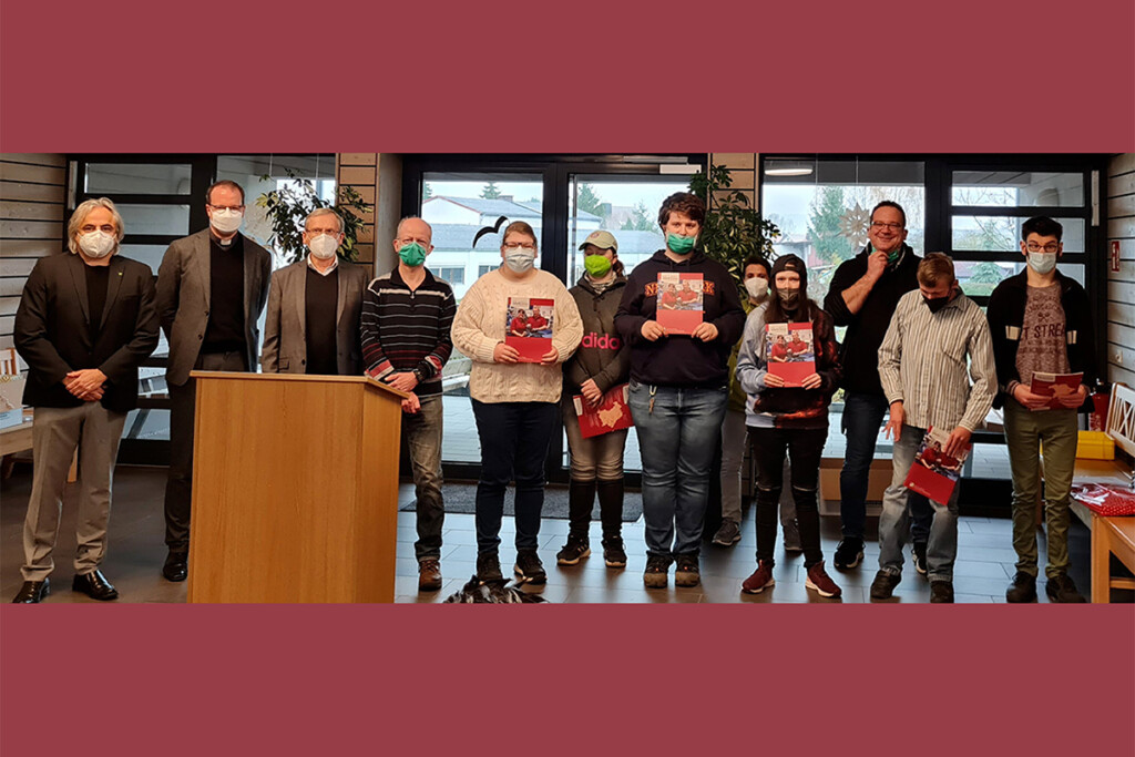 Gruppenbild der Absolventen 2022 aus dem Berufsbildungsbereich der KJF Werkstätten Mitterteich