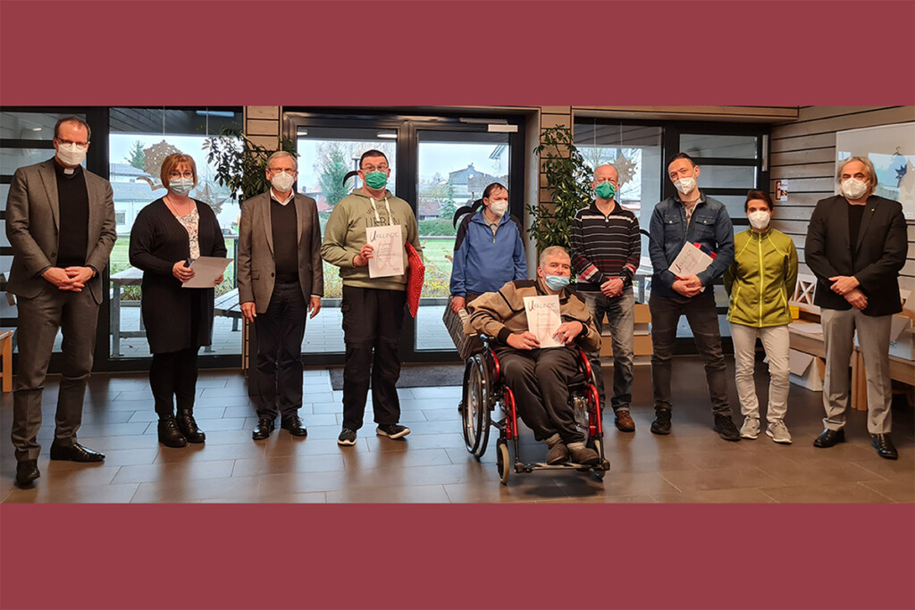 Ehrung langjähriger Mitarbeit bei der KJF Regensburg mit geehrten und Vertretenden.