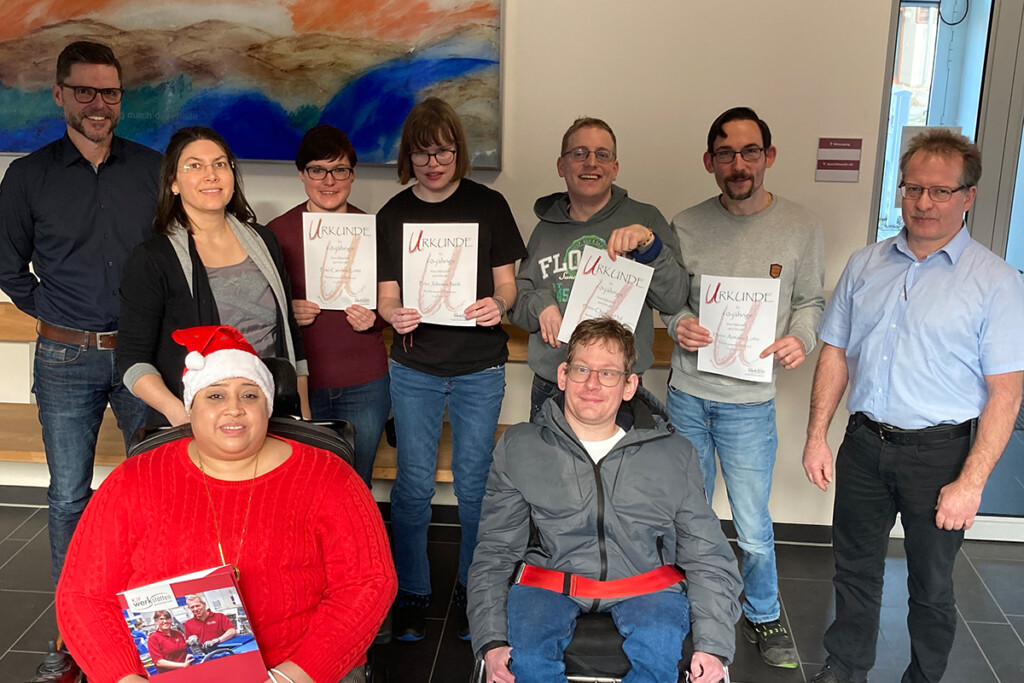 Gruppenfoto der Jubilare mit Einrichtungsleiter Holger Lauer, Leitung Begleitender Dienst Nicole Rappl und Produktionsleiter Günther Weinzierl.