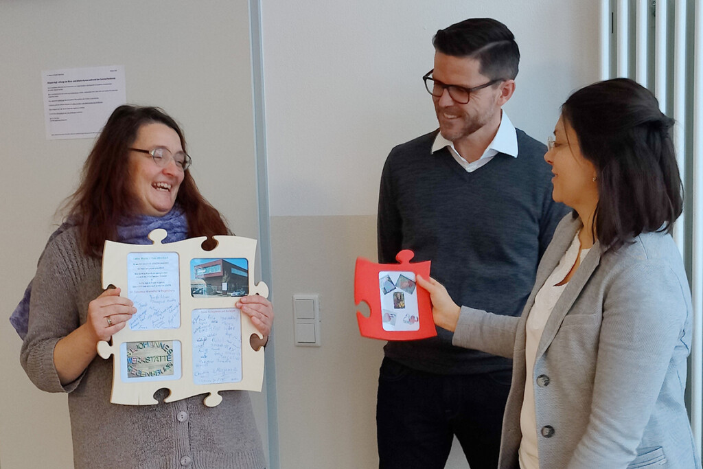 Maria Busas bekommt Geschenke von Einrichtungsleiter Holger Lauer und Leitung Begleitender Dienst Nicole Rappl überreicht.