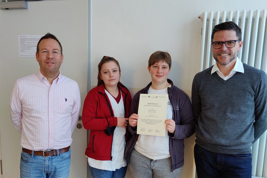 Gruppenfoto bei der Zertifikatsverleihung.