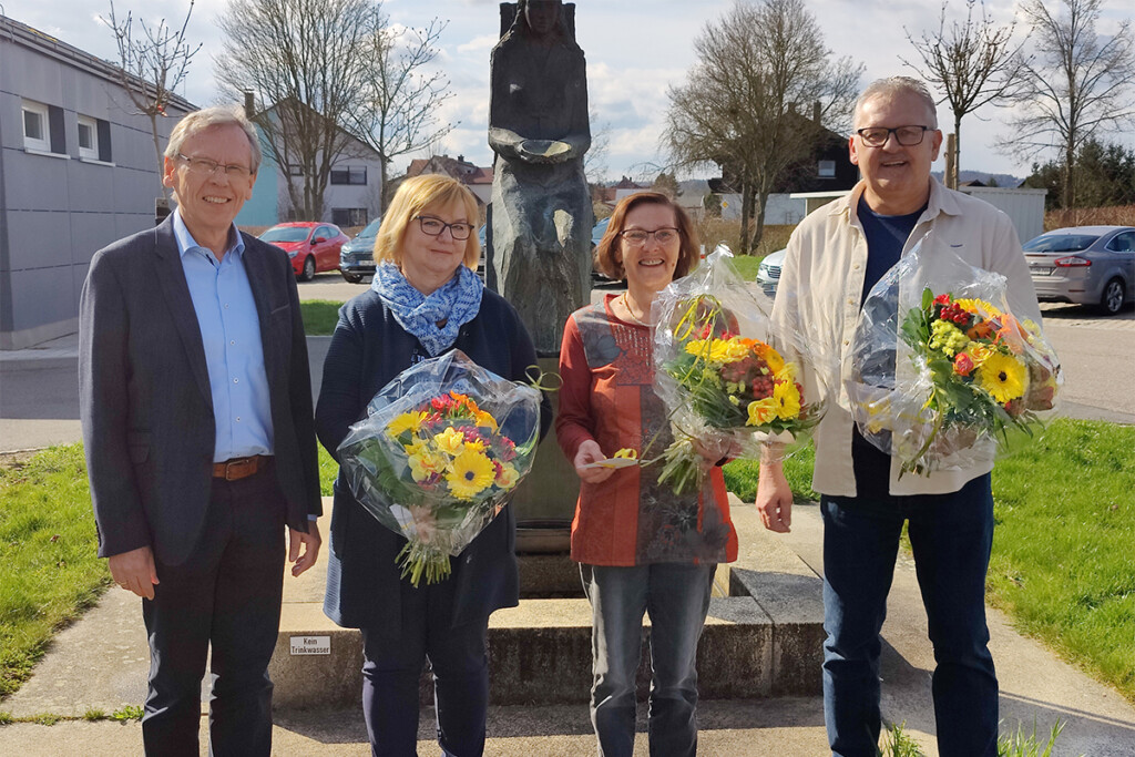 Gruppenfoto vor der Statue der Heiligen Elisabeth.
