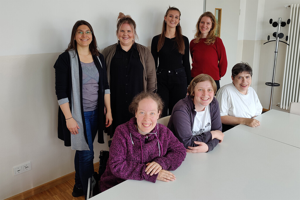 Die Studentinnen der OTH zusammen mit Natalie, Constanze und Monika.
