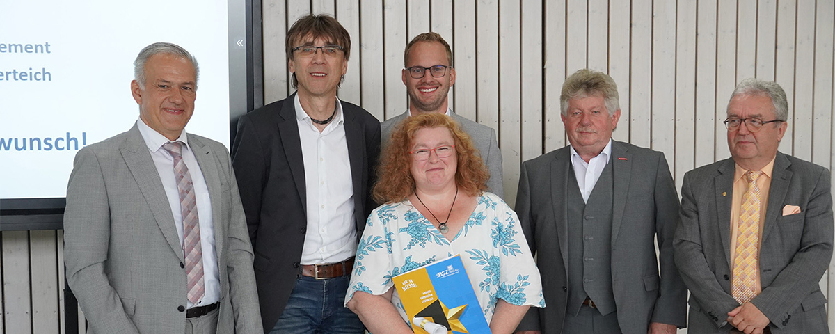 Gruppenfoto mit Melanie Dobmeier bei der Abschlussfeier.