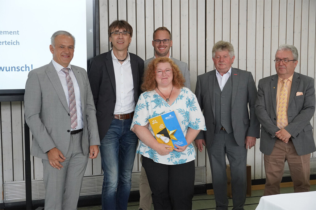 Gruppenfoto mit Melanie Dobmeier bei der Abschlussfeier.