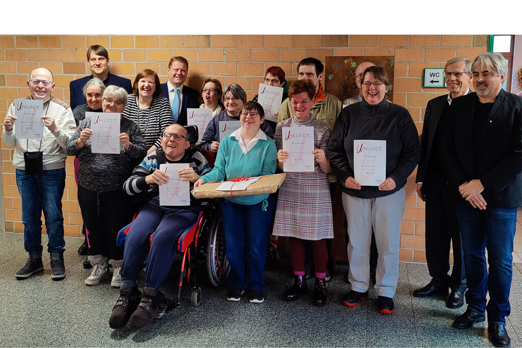 Gruppenfoto der Mitarbeiterinnen und Mitarbeiter der ersten Stunde mit ihren Urkunden.