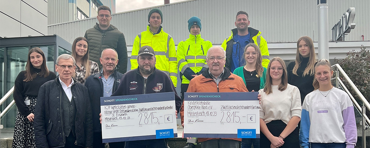 Mitarbeiter und Auszubildende der SCHOTT AG zusammen mit den Spendenempfängern.