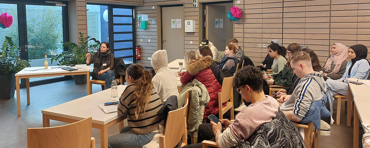 Die Auszubildenden des Berufsbildungszentrum Erbendorf verfolgen gespannt die Präsentation.