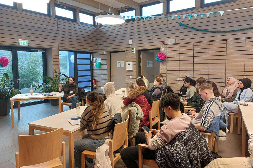 Die Auszubildenden des Berufsbildungszentrum Erbendorf verfolgen gespannt die Präsentation.