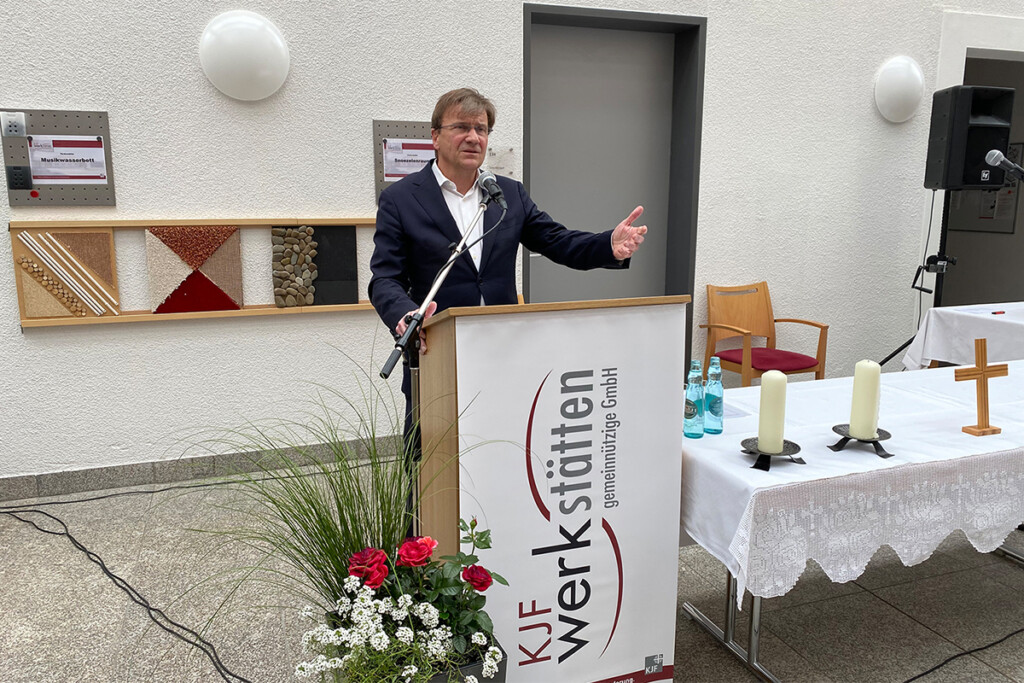 Michael Eibl an einem Rednerpult.