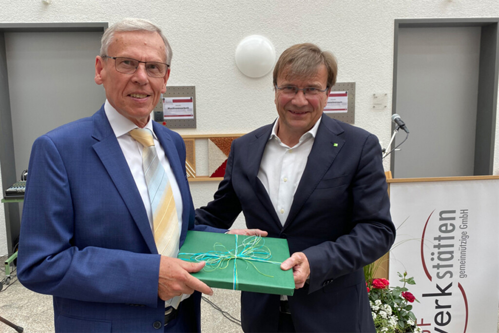 Dr. Karl Kick und Michael Eibl bei der Geschenkübergabe.