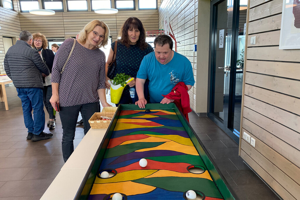 Gäste spielen an einem Tisch.