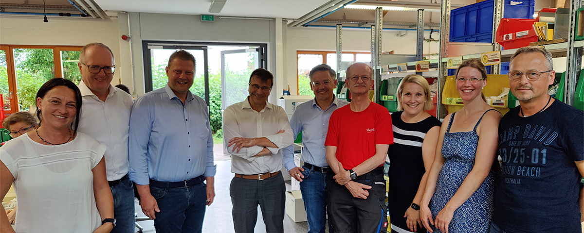 Gruppenfoto im Fertigungsbereich der Stiftlandwerkstätten Mitterteich.