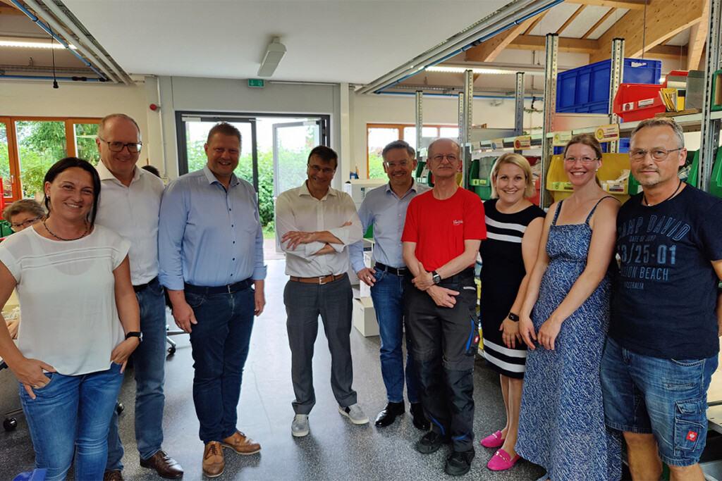 Gruppenfoto im Fertigungsbereich der Stiftlandwerkstätten Mitterteich.