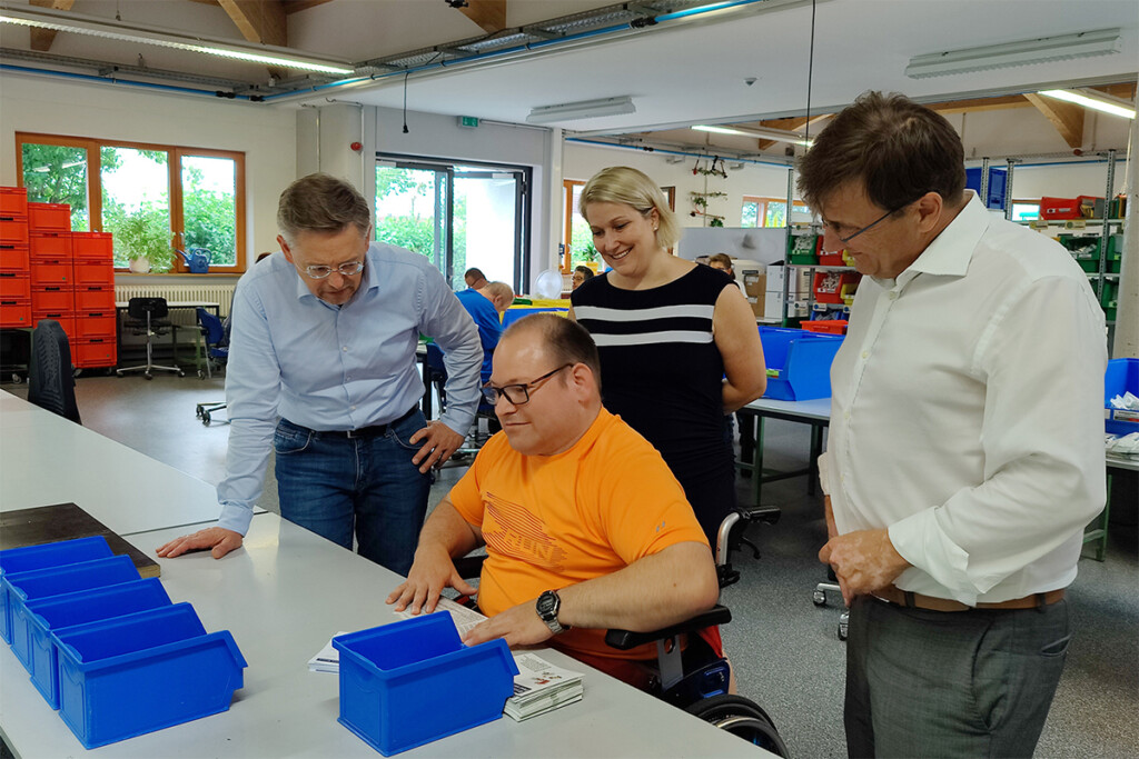 Tobias Reiß mit einem Mitarbeiter an seinem Arbeitsplatz.