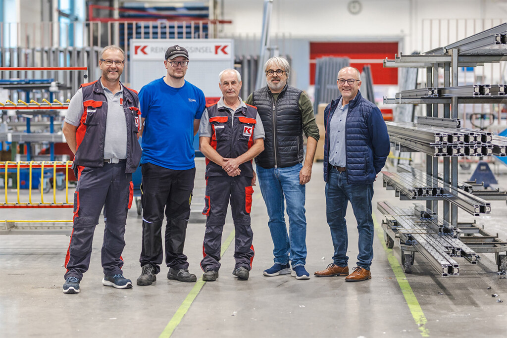 Gruppenfoto in der Fertigungshalle bei Kassecker.